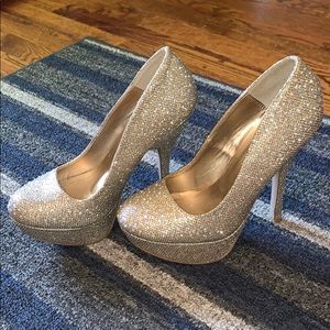 Easy Pickin’s Stunning Gold Glitter Heels 👠